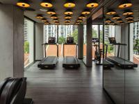Mondrian Singapore Duxtonにあるフィットネスセンターまたはフィットネス設備