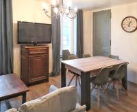 Telewizja i/lub zestaw kina domowego w obiekcie Appartement cosy à Saint-Vaast-la-Hougue - 55 m² avec jardin