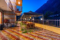 Cảnh núi rừng hoặc tầm nhìn ra núi từ chỗ nghỉ nhà dân