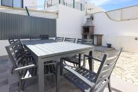 Villa Soares - Centro Albufeira - For Families - BY BEDZYにあるバルコニーまたはテラス