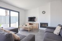 Villa Soares - Centro Albufeira - For Families - BY BEDZYにあるテレビまたはエンターテインメントセンター