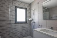 Villa Soares - Centro Albufeira - For Families - BY BEDZYにあるバスルーム