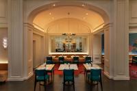 Un restaurante con mesas y sillas en una sala. en The St. Regis New York, en Nueva York