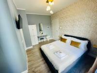A bed or beds in a room at San Pietro Rooms 84