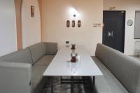 Khu vực ghế ngồi tại Hotel Siddhesh INN