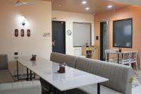 Khu vực ghế ngồi tại Hotel Siddhesh INN