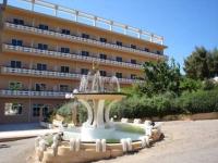 una fuente frente a un gran edificio en Rym El Djamil Hotel, en Annaba