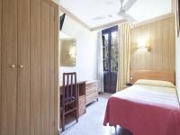 Posteľ alebo postele v izbe v ubytovaní HOTEL FORNOS - Barcelona