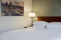 Delta Hotels by Marriott Liverpool City Centreにあるベッド