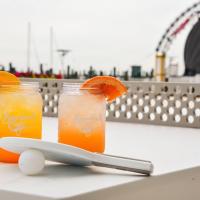 Rod 'N' Reel Resort في تشيسابيك بيتش: كوبان من عصير البرتقال وسكين على طاولة