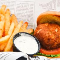 Rod 'N' Reel Resort في تشيسابيك بيتش: صورة مقرّبة لشطيرة وبطاطا مقلية