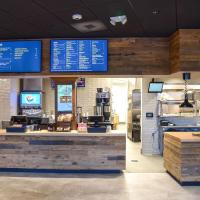 Rod 'N' Reel Resort في تشيسابيك بيتش: مطعم للوجبات السريعة ذو لافتات زرقاء على الحائط