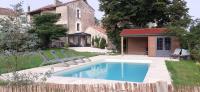 Bazén v ubytovaní Maison de village, charme et confort alebo v jeho blízkosti