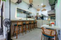 un restaurant avec un bar avec des tabourets en bois dans l'établissement Bali Bay by Urban Haven, à anur