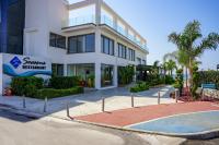 Un edificio blanco con un cartel delante. en Four Seasons Life Official, en Iskele