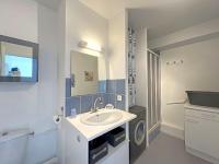 Kúpeľňa v ubytovaní Appartement T3 avec balcon proche commodités, parking inclus - FR-1-349-198