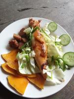 um prato de comida com frango e salada e pickles em Ancient Gardens Villa em Pinnawala