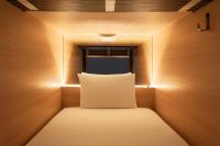 almohada en una habitación pequeña con ventana en Zedwell Capsule Hotel Piccadilly Circus, en Londres