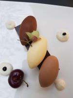 un assortiment de légumes sur une assiette blanche dans l'établissement Loft Apartment at Moulin SAGE, à Treignac