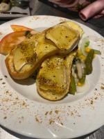 Un plato de comida con un sándwich de pollo con verduras. en Kyriad SEDAN, en Sedan