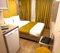 Postel nebo postele na pokoji v ubytování Taksim La Marino Hotel