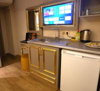 Kuchyň nebo kuchyňský kout v ubytování Taksim La Marino Hotel