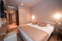 Łóżko lub łóżka w pokoju w obiekcie Hotel Carla