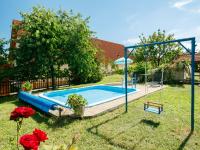 Bazén v ubytování Holiday Home Antal by Interhome nebo v jeho okolí