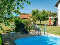Bazén v ubytování Holiday Home Antal by Interhome nebo v jeho okolí