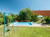 Bazén v ubytování Holiday Home Antal by Interhome nebo v jeho okolí
