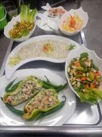 una bandeja de comida con arroz y verduras. en Dana Tourist Hotel, en Dana