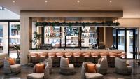 eine Lobby mit einer Bar mit Stühlen und Tischen in der Unterkunft Otonomus Hotel Las Vegas in Las Vegas