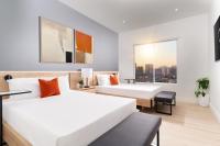 ein Hotelzimmer mit zwei Betten und einem Fenster in der Unterkunft Otonomus Hotel Las Vegas in Las Vegas