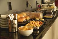 un ripiano con sopra un mucchio di cibo di Hotel Caminhos da Oiticica a Jucurutu