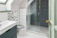 A bathroom at Villa Oliva Boutique Rooms Zamárdi