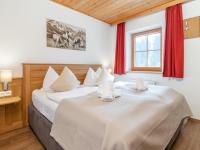 Łóżko lub łóżka w pokoju w obiekcie Alpensteinbock Saalbach B