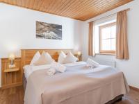 Łóżko lub łóżka w pokoju w obiekcie Alpensteinbock Saalbach B