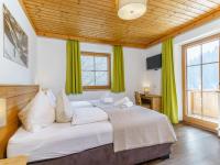 Łóżko lub łóżka w pokoju w obiekcie Alpensteinbock Saalbach A