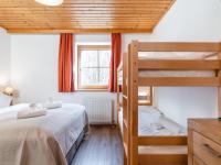 Łóżko lub łóżka w pokoju w obiekcie Alpensteinbock Saalbach A