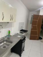 Pousada hostel praia itapuaにあるキッチンまたは簡易キッチン