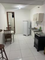 Pousada hostel praia itapuaにあるキッチンまたは簡易キッチン
