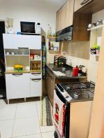 Pousada hostel praia itapuaにあるキッチンまたは簡易キッチン