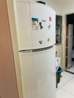 Pousada hostel praia itapuaにあるキッチンまたは簡易キッチン