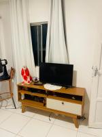 Pousada hostel praia itapuaにあるテレビまたはエンターテインメントセンター