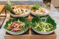 無錫市にあるNovotel Wuxiのテーブルの上に置かれたたくさんの食べ物の入ったボウル