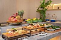 無錫市にあるNovotel Wuxiの種類豊富な果物・野菜を揃えたビュッフェ