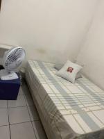 Pousada hostel praia itapuaにあるベッド