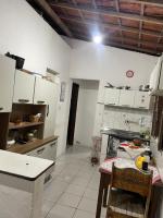 Pousada hostel praia itapuaにあるキッチンまたは簡易キッチン