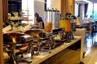 ニャチャンにあるBrilliant Bay Nha Trang Hotelのカウンターの上にたくさんの食べ物が並んだビュッフェの列