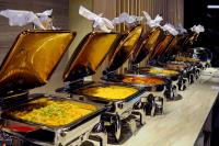 ニャチャンにあるBrilliant Bay Nha Trang Hotelのフライパンに盛られたビュッフェ料理の列